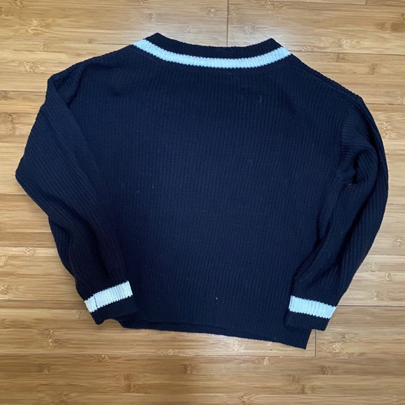 “The Old Money” Sweater in Navy - Picture 2 of 2